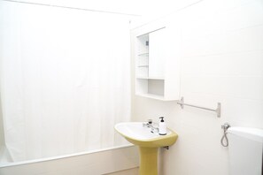 Shower, hair dryer, towels - Apartment Marisela - Lovely apartment close to the beach (Albufeira)
