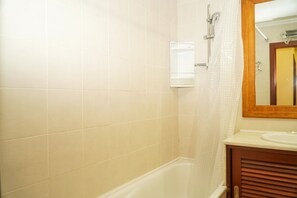 Shower, hair dryer, towels - Sacada Apartment - Great Balcony (Guia)
