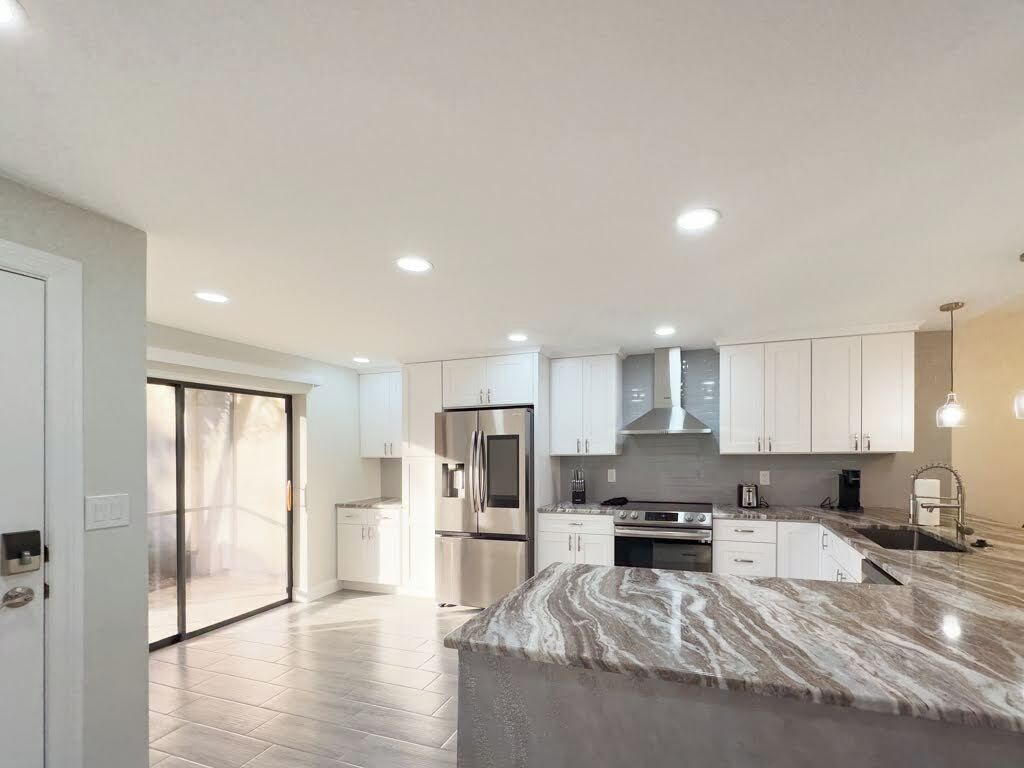 Kjøleskap, mikrobølgeovn, ovn og kokeplater