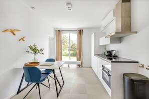 Kjøleskap, mikrobølgeovn, kokeplater og oppvaskmaskin