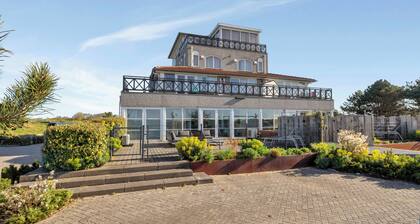 A colourful apartament for 4, ideal for a relaxing holiday on the coast.