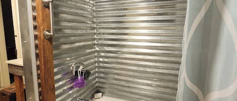 Douche, séchoir à cheveux, serviettes fournies, savon