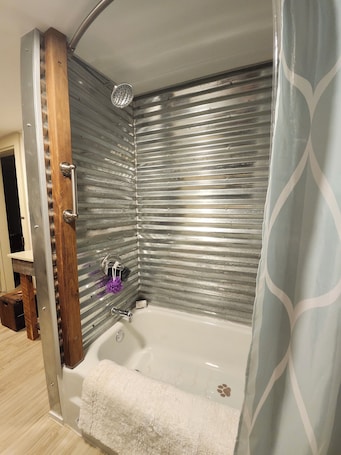 Doccia, asciugacapelli, asciugamani, sapone. MOUNTAIN VIEW HOUSE, 2-minute walk to downtown