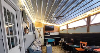 MOUNTAIN VIEW HOUSE, 4-bedroom, pet friendly house with bike shed with AC, WiFi