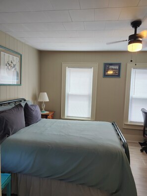 4 bedrooms, desk, iron/ironing board, WiFi