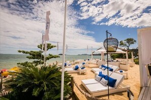 Beach nearby, white sand, beach bar