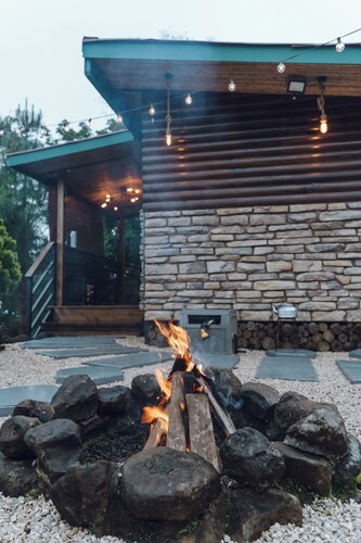 Whispering Pine Cabin with Arenal Volcano view