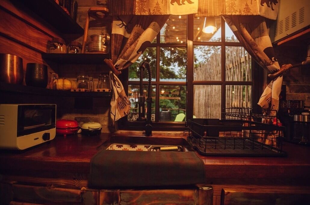 Refrigerador, microondas, horno y cafetera y tetera 