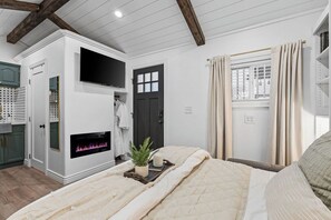 Tabla de planchar con plancha, wifi, ropa de cama