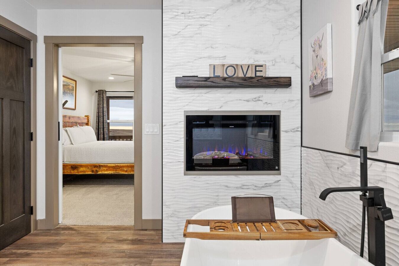 4 chambres, bureau, fer et planche à repasser, lit parapluie