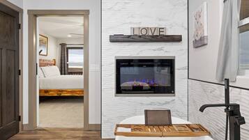 4 chambres, bureau, fer et planche à repasser, lit parapluie