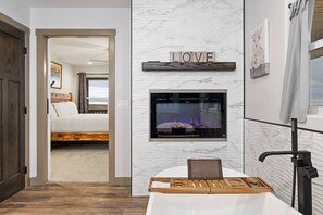 4 habitaciones, escritorio y tabla de planchar con plancha