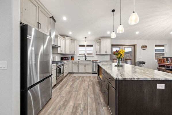 Refrigerador, microondas, horno y parrilla de estufa