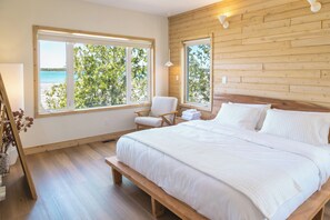 3 bedrooms, desk, iron/ironing board, travel cot - Hypotenuse - 300ft Lake front + All Season + Hot tub Steam bath (Tobermory)