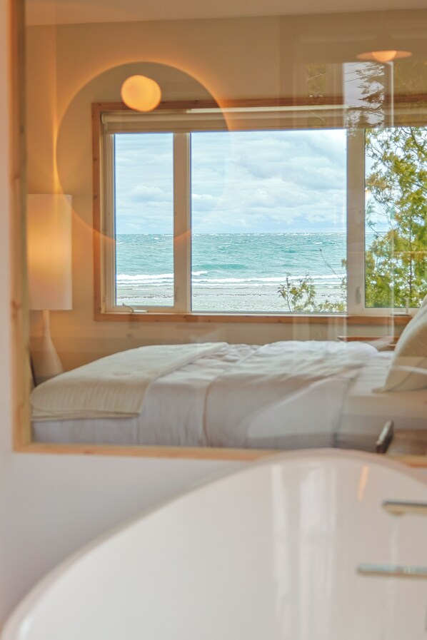 3 bedrooms, desk, iron/ironing board, travel cot