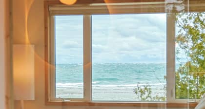 Hypotenuse - 300ft Lake front - All Season with Hot tub and Steam bath.