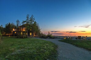 Exterior - Hypotenuse - 300ft Lake front + All Season + Hot tub Steam bath (Tobermory)