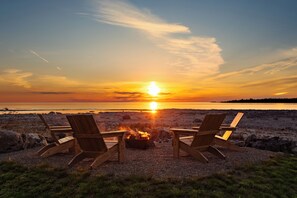 Property grounds - Hypotenuse - 300ft Lake front + All Season + Hot tub Steam bath (Tobermory)