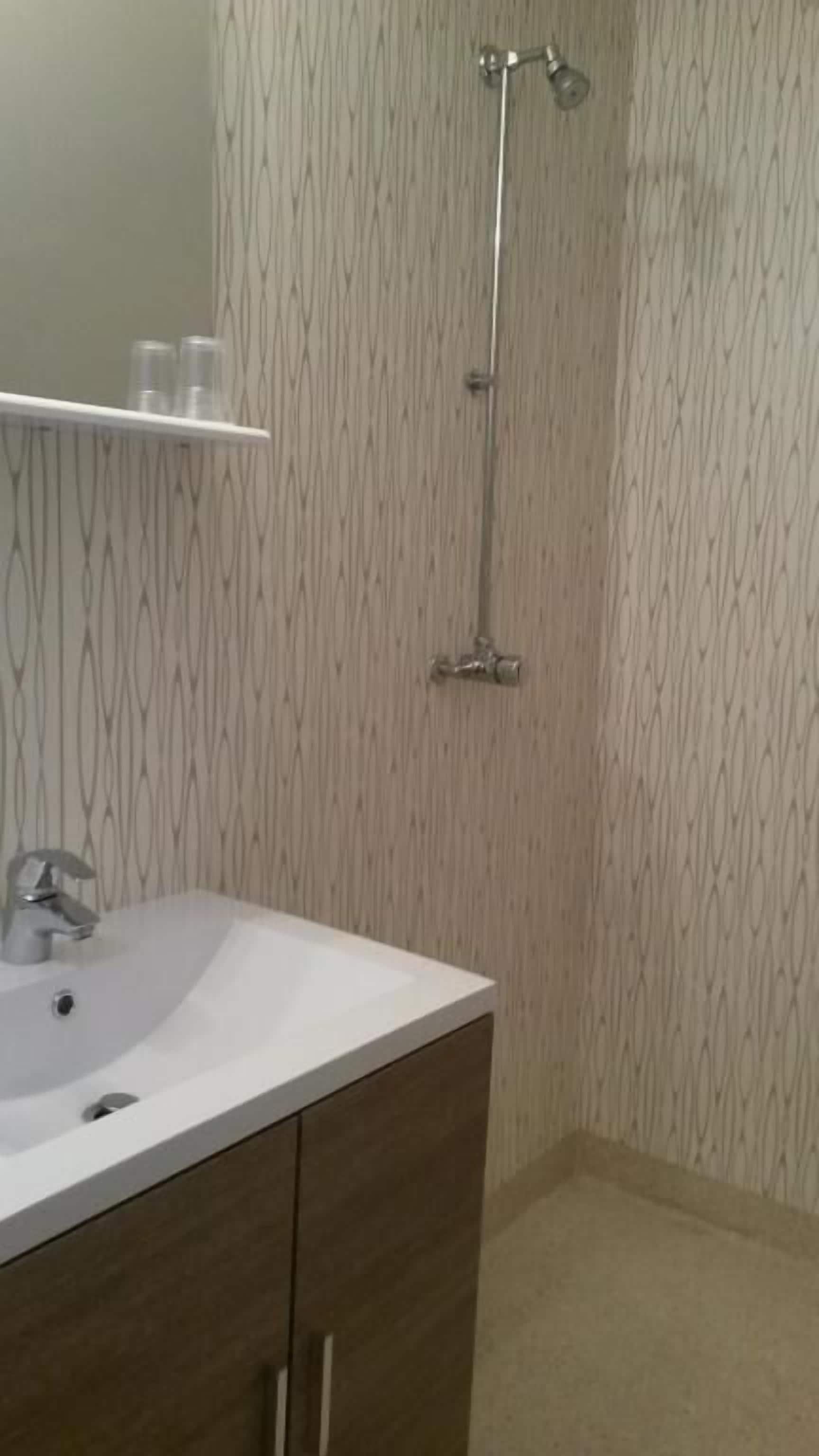 Een douche, handdoeken, zeep, shampoo