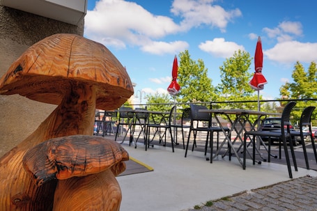 Terraço/pátio. Auberge Saint Jacques