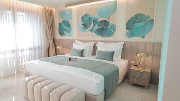 Habitación doble de lujo | Minibar, caja de seguridad en la habitación y escritorio