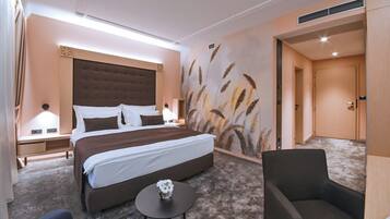 Habitación doble superior, 1 cama King size, balcón | Minibar, caja de seguridad en la habitación y escritorio