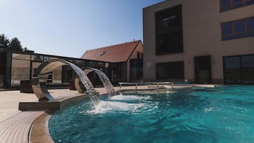 Bastu, bubbelpool, varma källor/mineralkällor och turkiskt bad/hamam