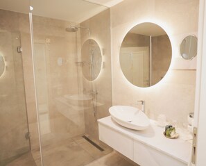 Shower, hair dryer, bathrobes, slippers - Hotel Bernarda (Varazdinske Toplice)