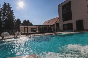 Bastu, bubbelpool, varma källor/mineralkällor och turkiskt bad/hamam