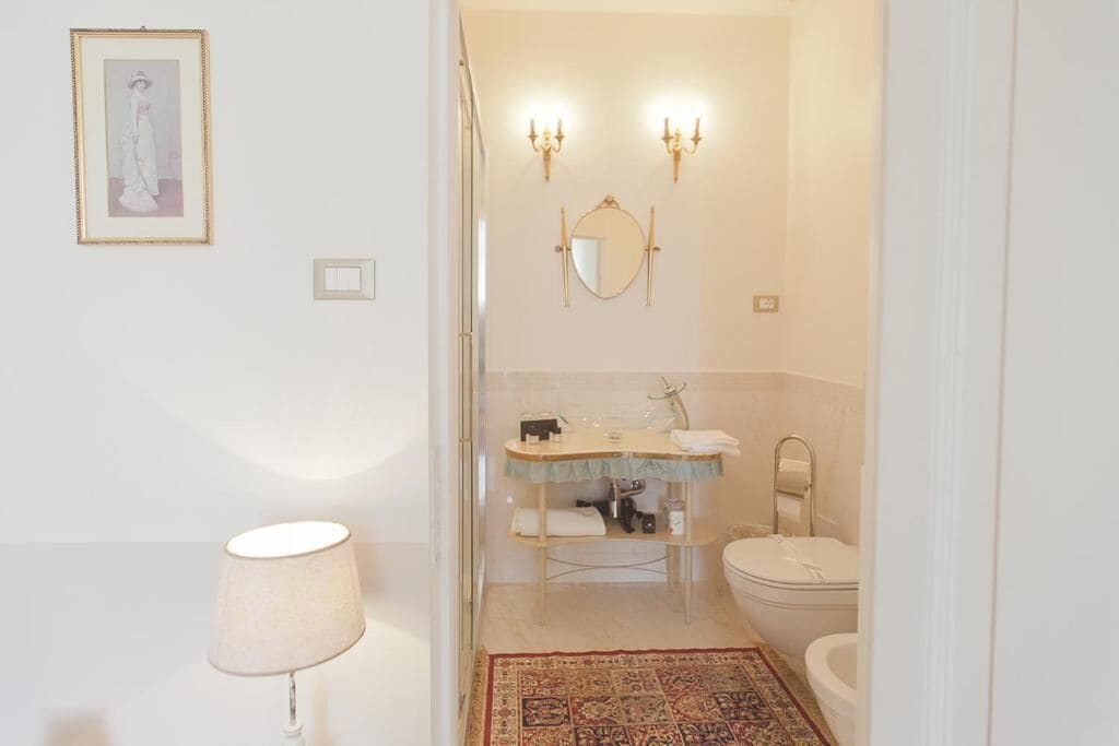 Chambre Double Supérieure | Salle de bain | Articles de toilette gratuits, sèche-cheveux, savon, papier toilette