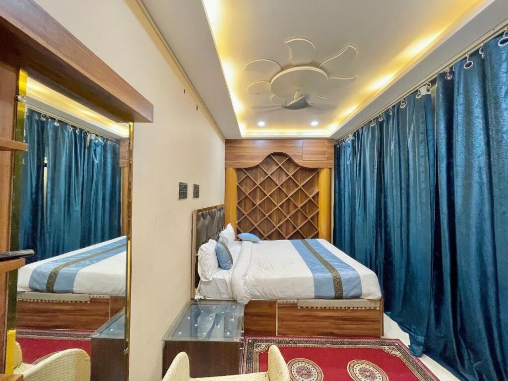 Escritorio y espacio para trabajar con laptop 