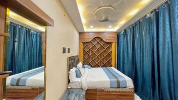 Deluxe Triple Room | Desk, laptop workspace, soundproofing, free WiFi
