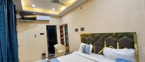 Desk, laptop workspace, soundproofing, free WiFi