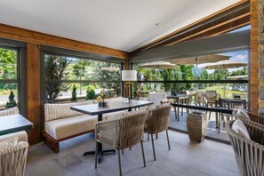 Poolside bar - Regnum Banya Thermal Hotel (Razlog)