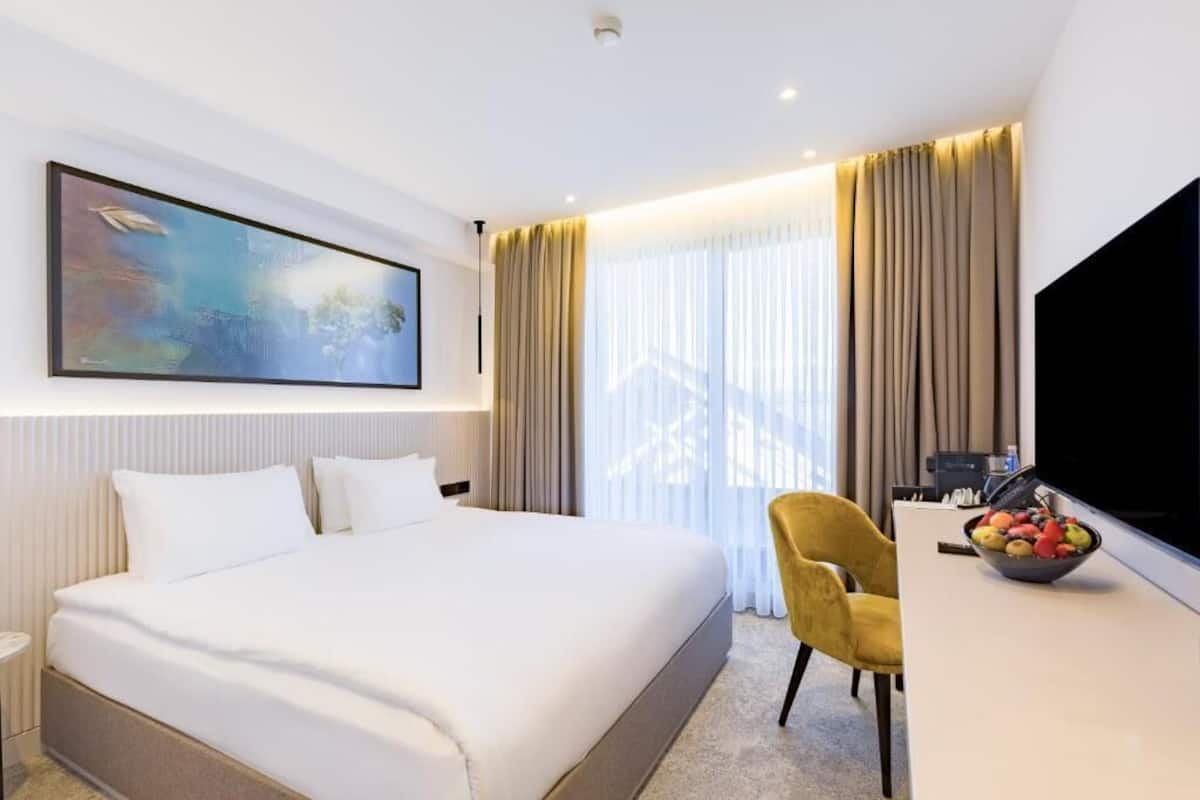 Premium bedding, Select Comfort beds, minibar, free cribs/infant beds