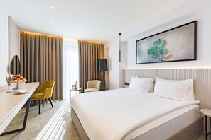 Superior Double Room with Pool View | Hochwertige Bettwaren, Select-Comfort-Betten, Minibar