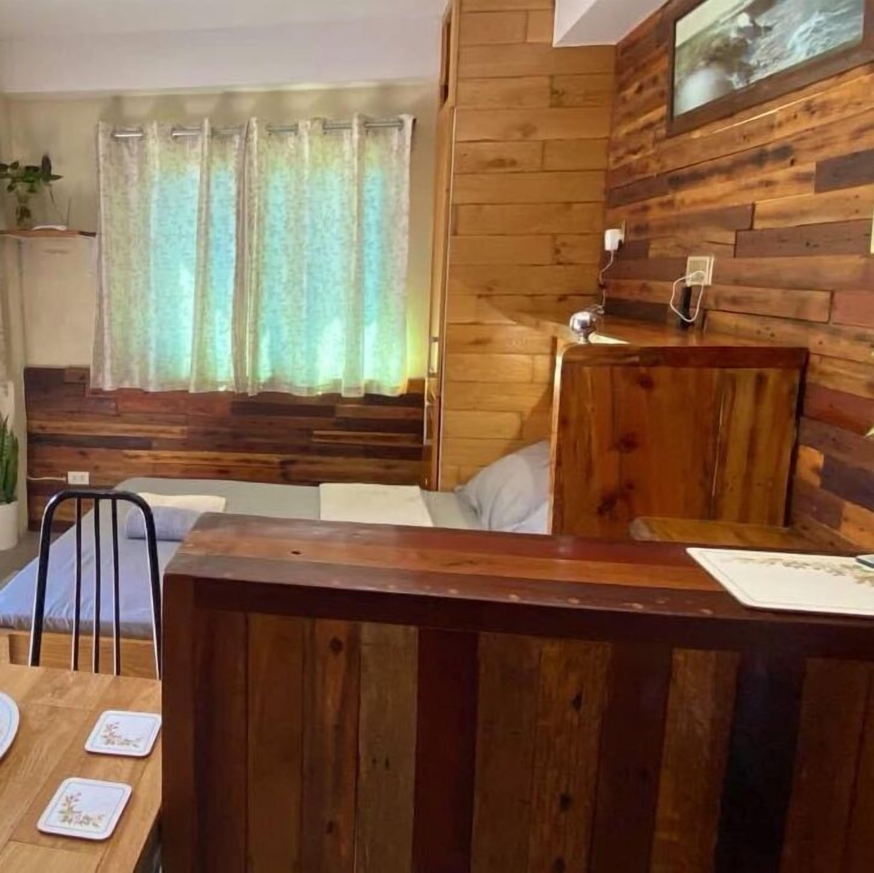 Room, 1 Bedroom, Balcony, City View | Dining room