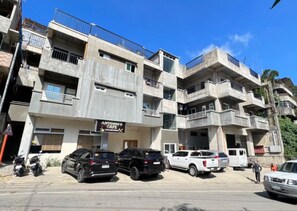 Habitación, 1 habitación, balcón, vistas a la ciudad | Aparcamiento | Aparcamiento sin asistencia gratuito