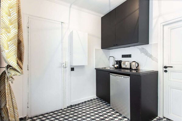 Kühlschrank, Herdplatte, Wasserkocher mit Kaffee-/Teezubehör, Toaster