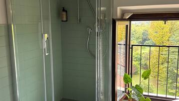 Shower, hair dryer, bidet, towels