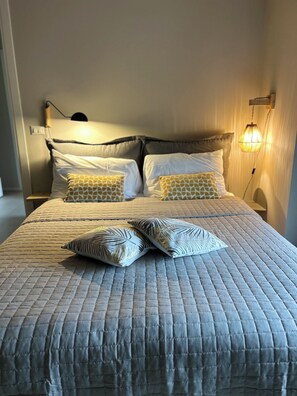 2 Schlafzimmer, Schreibtisch, Bügeleisen/Bügelbrett, Reisekinderbett