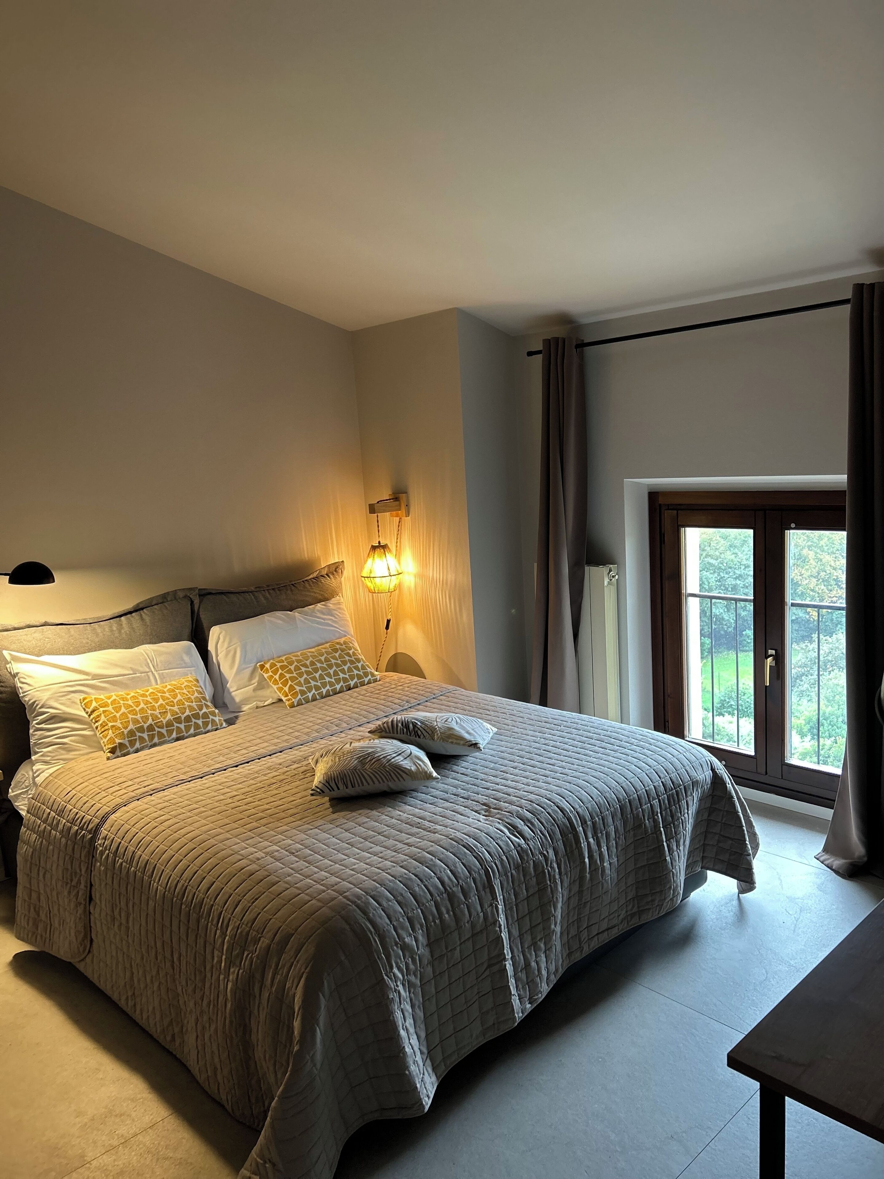 2 habitaciones, escritorio y tabla de planchar con plancha 