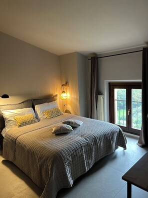 2 habitaciones, escritorio y tabla de planchar con plancha