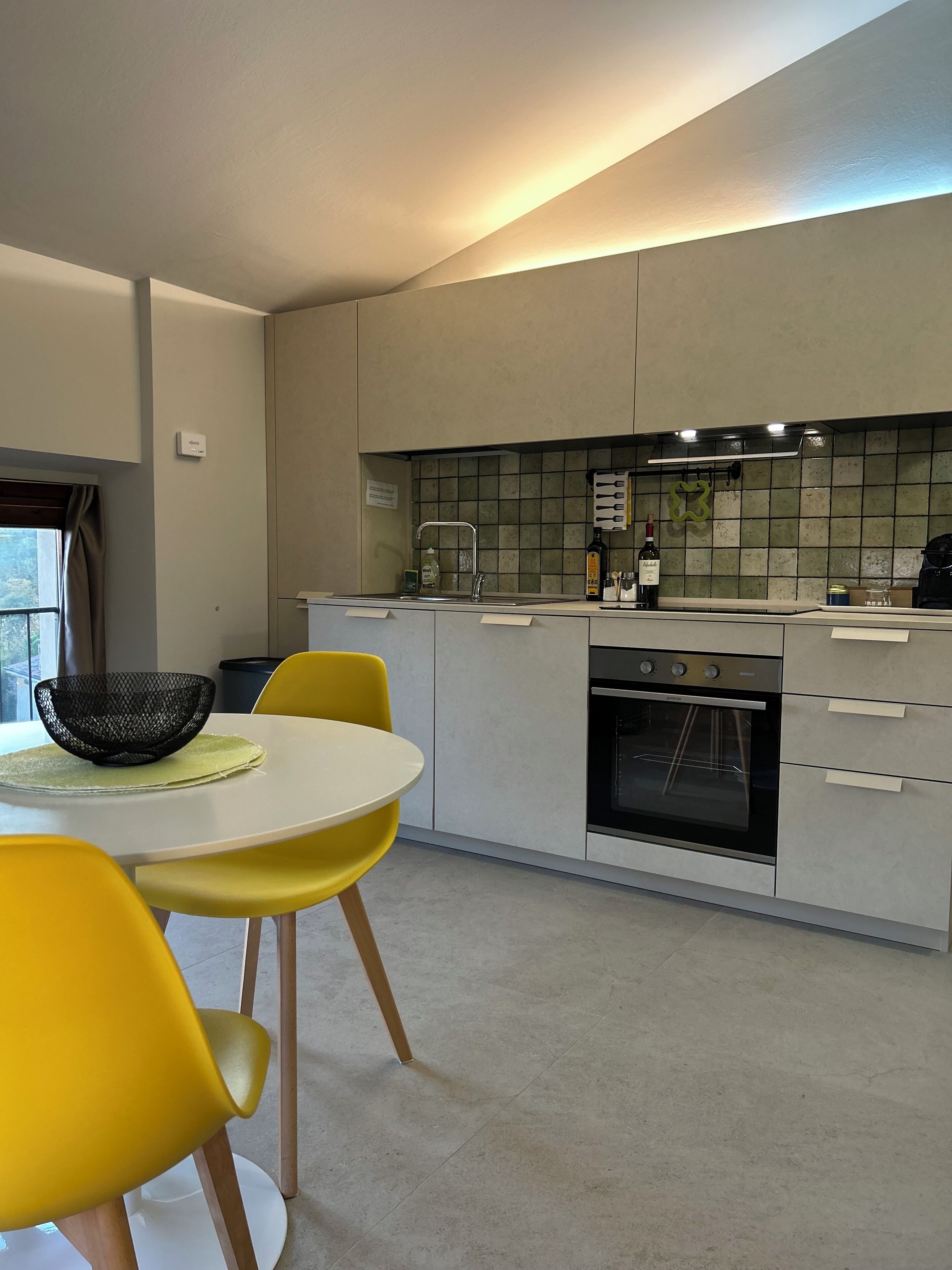 Fridge, oven, stovetop, electric kettle