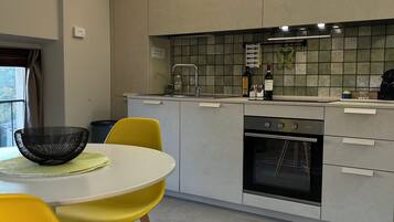 Fridge, oven, stovetop, electric kettle