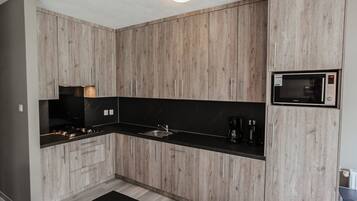 Fridge, microwave, stovetop, dishwasher