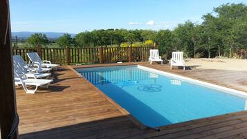 Een buitenzwembad en een verwarmd zwembad