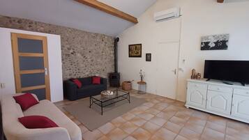 Televisie, een open haard en een dvd-speler