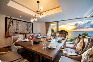 Dining - 卡马拉海景六卧室悬崖别墅 早餐 女佣 接机 厨师服务 (Kamala)