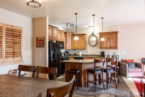 Réfrigérateur, micro-ondes, four, cafetière/bouilloire